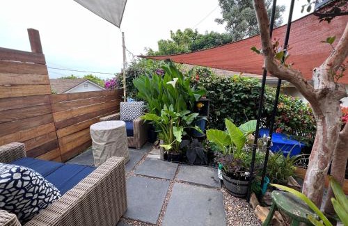 Sunset Park Apartment | Private fenced 1BR w/yd. Pets ok. Santa Monica Venice