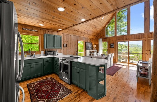 Clayton Cabin | Private Getaway with Views! 8 mins to Lake Burton! Tallulah River 1 mile away!