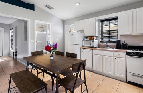 Old Northwood Historic District Villa | Private Guest house #4