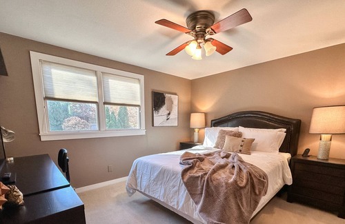 West Bloomington House | Private Guest Suite- Pool⭐Family & Dogs Friendly⭐City & Quiet Living