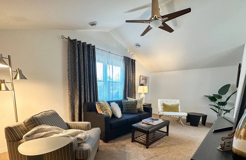 West Bloomington House | Private Guest Suite- Pool⭐Family & Dogs Friendly⭐City & Quiet Living