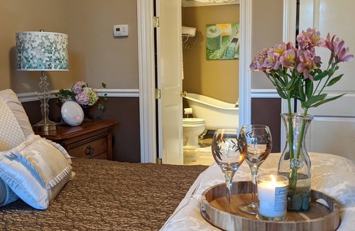 Gilroy House | Private guest suite with pool and stunning views