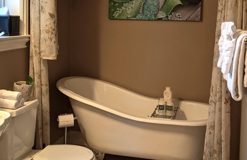 Gilroy House | Private guest suite with pool and stunning views