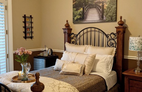 Gilroy House | Private guest suite with pool and stunning views