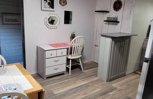 Gallant Apartment | Private Hide-a-way Farmhouse Apartment. Pet Friendly & Horses!