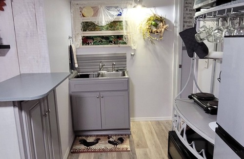 Gallant Apartment | Private Hide-a-way Farmhouse Apartment. Pet Friendly & Horses!