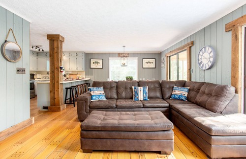 Dawsonville House | Private In the woods cabin With a Lakeview