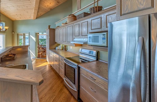 Port Carling Cottage | Private Island on Lake Muskoka! Cottage+guest house+bunkie! Sunsets!