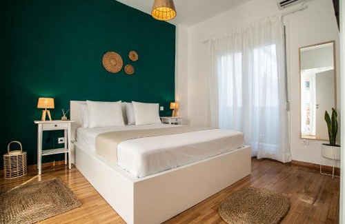 Koukaki Apartment | Private Jacuzzi & Acropolis View - The Athenian Loft