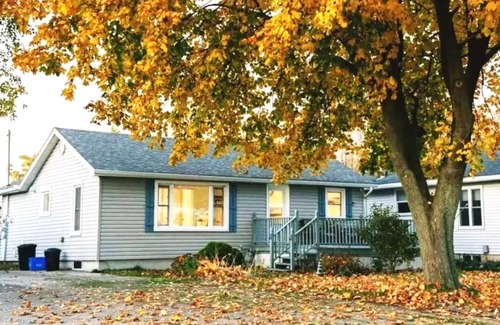 Selkirk House | Private Lakefront House with Hot Tub, Kayaks and Beach