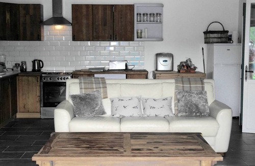 Le Retail House | Private Lakeside Lodge: Stunning holiday retreat with total isolation & nature.