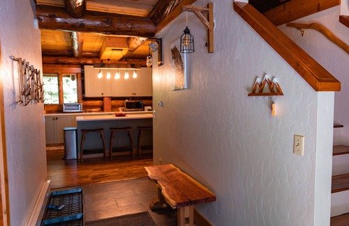 Maple Falls House | Private Log Cabin in the Woods - HOT TUB, BBQ, WIFI, GAZEBO, GAMING GARAGE