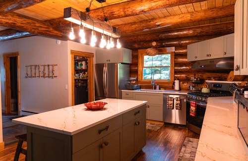 Maple Falls House | Private Log Cabin in the Woods - HOT TUB, BBQ, WIFI, GAZEBO, GAMING GARAGE