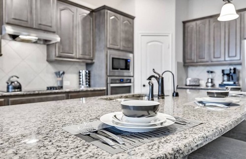 Burleson House | ★Private Modern Pool Home ★ Backyard Vibes + More!