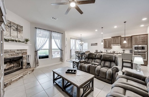 Burleson House | ★Private Modern Pool Home ★ Backyard Vibes + More!