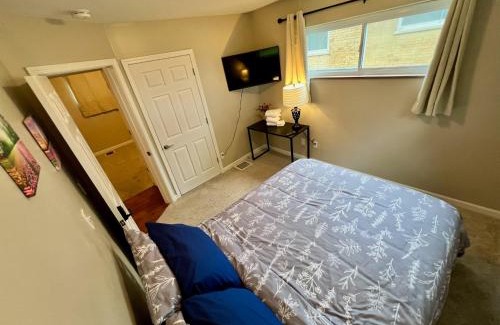 Covedale House | Private Qn Bdrm Suite 15 min to Downtown