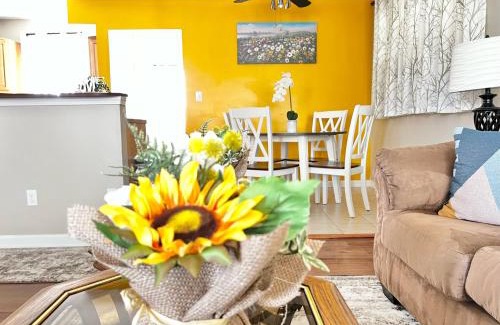 Covedale House | Private Qn Bdrm Suite 15 min to Downtown