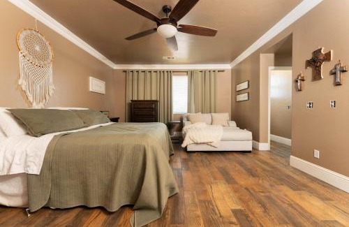 Tulare House | Private room-Ideal for working professionals-