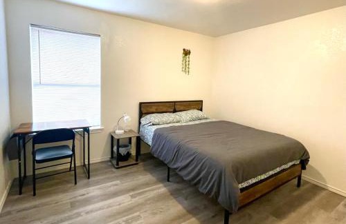 Dallas House | Private room in house