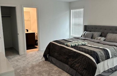 Kyle House | Private Room with Ensuite Bath