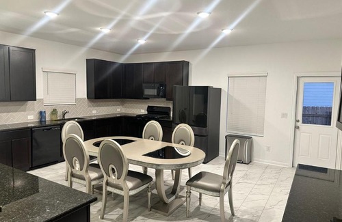 Kyle House | Private Room with Ensuite Bath
