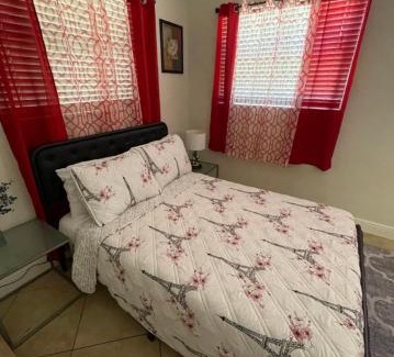 Park East House | Private room with shared bathroom in Hollywood area