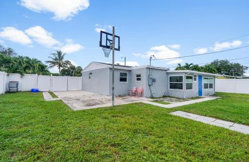 Hunt Club House | Private rooms in West Palm Beach - Close to Beaches