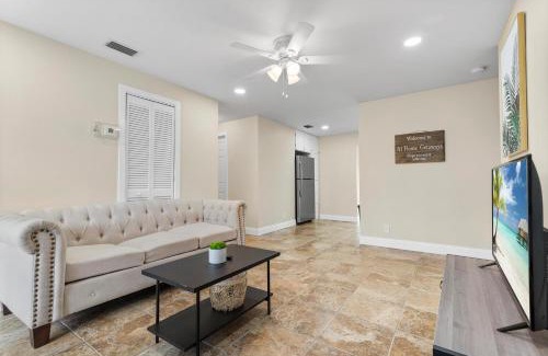 Hunt Club House | Private rooms in West Palm Beach - Close to Beaches