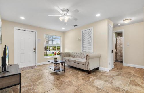 Hunt Club House | Private rooms in West Palm Beach - Close to Beaches