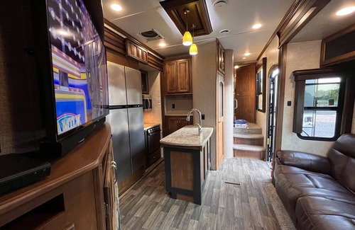 Alvadore House | Private RV Oasis- 5 Min - Eugene Airport - 15 Min - Autzen Stadium
