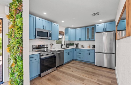 Mango Groves House | Private Spa Oasis! Sauna Hot Tub Cold Plunge - Mini Resort! Close to Beach!