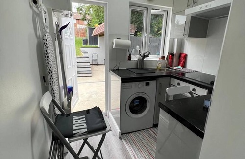 Grove Park Bed & Breakfast | Private studio Apartment/Flat in London