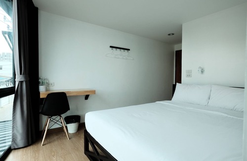 Lak Si Hotel | Private Double En-suite Room With a Private Bathroom Free Social Area
