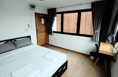 Lak Si Hotel | Private Double En-suite Room With a Private Bathroom Free Social Area