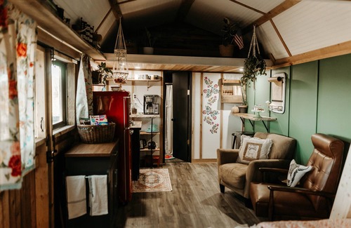 Hestand Cabin | Private tiny cabin- 10 minutes from Dale Hollow Lake!
