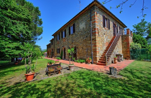 Terranuova Bracciolini Villa | Private Villa with private pool, WIFI, TV, patio, pets allowed, panoramic view, close to Arezzo