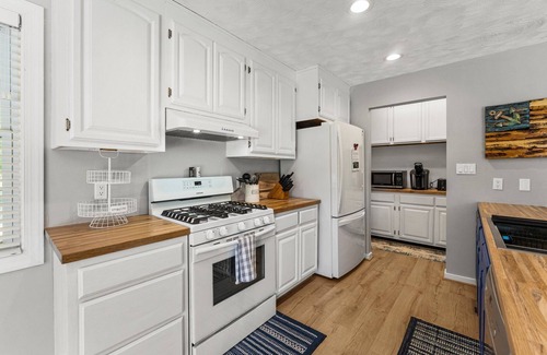 Weems House | Private Waterfront Home~Near The Tides Inn Resort & Kilmarnock ~ Pet Friendly!