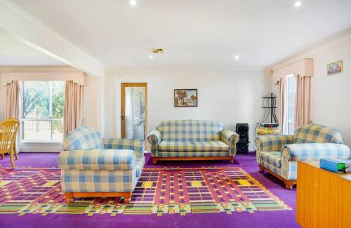 Narre Warren South House | Prized Home Away from Home in Enviable Location