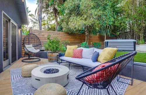 Hollywood Hills West House | Projector - Pool Table - 15min DT - Pets OK - BBQ