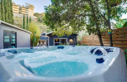 Hollywood Hills West House | Projector - Pool Table - 15min DT - Pets OK - BBQ