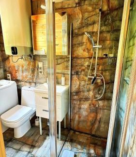 Łopuszna Ski Chalet | Prywatny, stylowy domek w górach w Łopusznej, przyjmujemy psy bezpłatnie, ogrodzony ogród