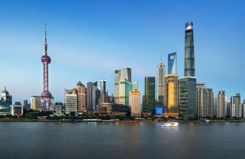 Downtown Shanghai Hotel | Pudong Shangri-La Shanghai - With a sweeping view of the Pearl Tower and the historic Bund skyline