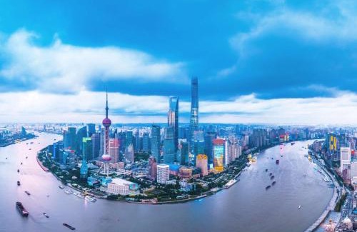 Downtown Shanghai Hotel | Pudong Shangri-La Shanghai - With a sweeping view of the Pearl Tower and the historic Bund skyline