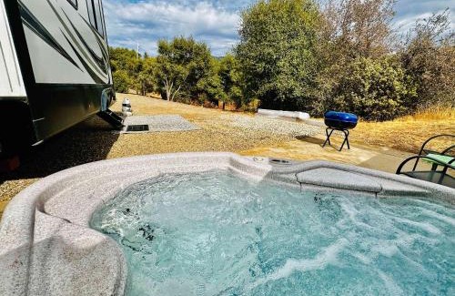 Ahwahnee Apartment | Puffy Panda RV-Hot Tub-Sleeps 2