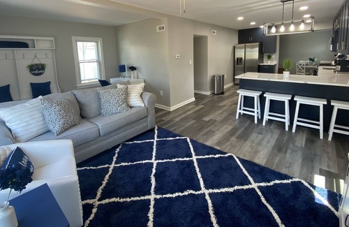 Wood Dale House | Pure Bliss-Right by the Airport