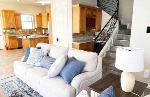 El Paso House | Putt-putt backyard!|2 1/2 bath|Sunland| Slps 8| Fun