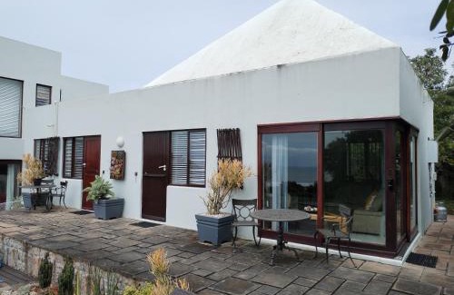 West Bank Apartment | PYRAMID HOUSE BY THE SEA