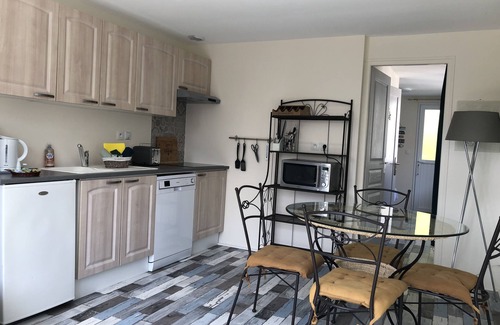 Ver-sur-Mer Apartment | Quai Est 2p, 100m from Gold Beach