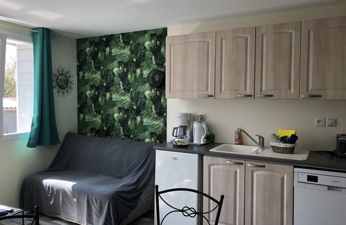 Ver-sur-Mer Apartment | Quai Est 2p, 100m from Gold Beach