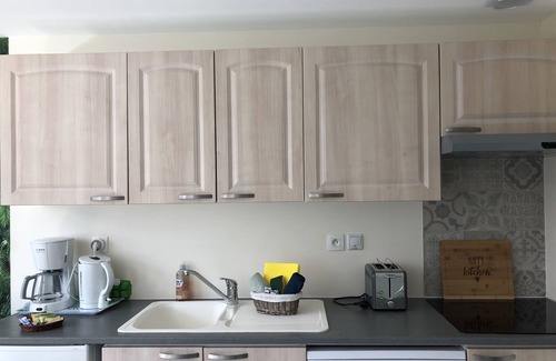 Ver-sur-Mer Apartment | Quai Est 2p, 100m from Gold Beach